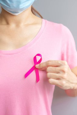 Ekim Kanser Farkındalığı Ayı, Pembe tişörtlü yaşlı kadın Pembe Kurdele ile yaşayan ve hasta insanları destekliyor. Uluslararası Kadınlar, Anne ve Dünya Kanser Günü Konsepti