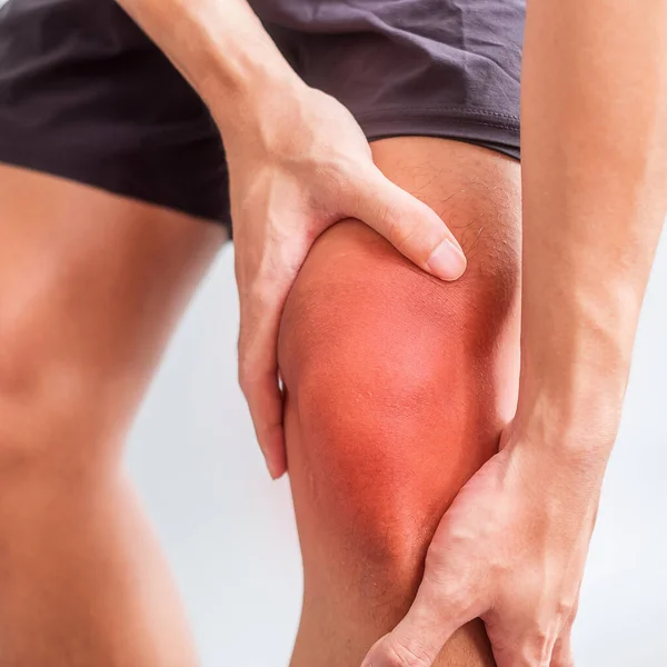 Mann Mit Muskelschmerzen Auf Grauem Hintergrund Ältere Menschen Haben Knieschmerzen — Stockfoto