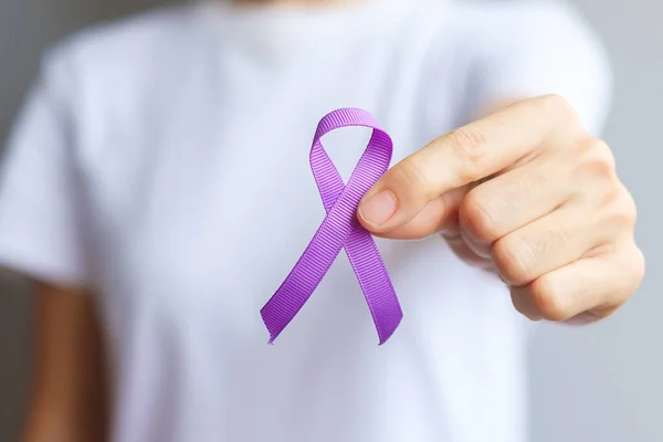 手握紫色丝带治疗胰腺炎 食管癌 睾丸癌 世界老年痴呆症 结节病 纤维肌痛和家庭暴力意识月 世界癌症日的概念 — 图库照片
