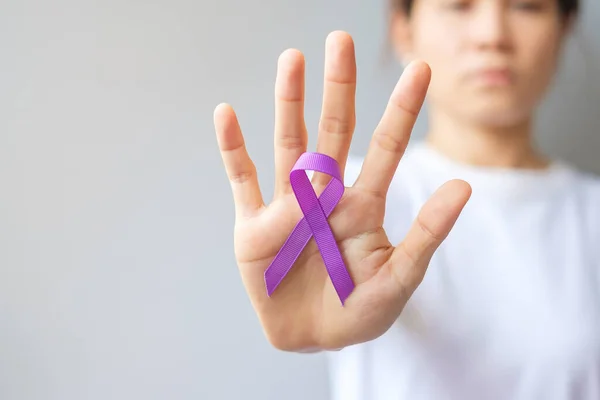 Mano Que Sostiene Cinta Púrpura Para Páncreas Esófago Cáncer Testicular —  Fotos de Stock