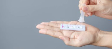 Adam COVID-19 'u hızlı antijen test kiti ile test ediyor. Coronavirus Öz-Burun ya da Ev Testi, Kilitleme ve İzolasyon Konsepti