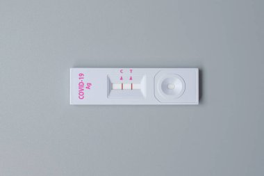 COVID-19 testi sırasında alınan hızlı Antijen Test kiti pozitif çıktı. Coronavirus Öz-Burun ya da Ev Testi, Kilitleme ve İzolasyon Konsepti