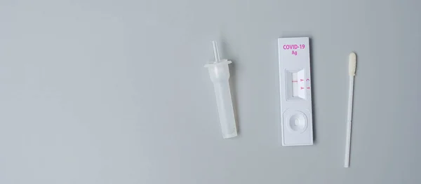 綿棒Covid 19試験中に陰性の結果を持つ迅速な抗原検査キット コロナウイルス自己鼻やホームテスト ロックダウンとホームアイソレーションの概念 — ストック写真