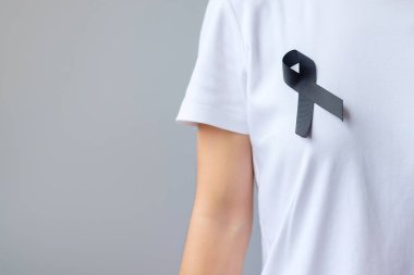 Melanoma ve cilt kanseri için siyah kurdele, Aşı yaralanması farkındalığı ayı, keder ve huzur içinde yatsın. Sağlık ve Irkçılık Konsepti