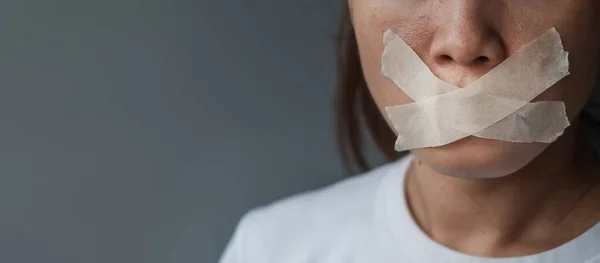 Mulher Com Boca Selada Fita Adesiva Liberdade Expressão Liberdade Imprensa — Fotografia de Stock