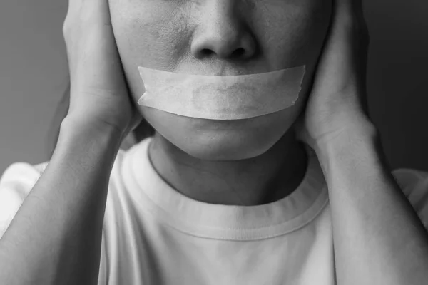 Kobieta Ustami Zamkniętymi Taśmą Samoprzylepną Wolność Słowa Wolność Prasy Prawa — Zdjęcie stockowe