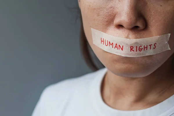 Ağzı Insan Hakları Mesajıyla Yapıştırılmış Bir Kadın Fade Özgürlüğü Basın — Stok fotoğraf
