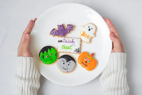 Frau Hand Hält Teller Mit Lustigen Halloween Plätzchen Happy Halloween — Stockfoto