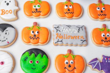 Cadılar Bayramı Kurabiyeleri beyaz arka planda. Trick or Threat, Mutlu Cadılar Bayramı Merhaba October, güz, şenlik, parti ve tatil konsepti