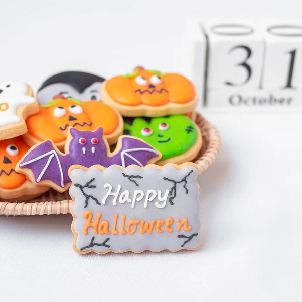 Halloween Lustige Plätzchen Mit Oktober Kalender Auf Weißem Hintergrund Trick — Stockfoto
