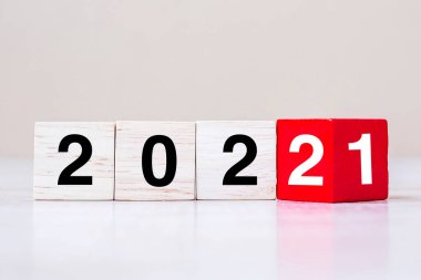 2022 tahta küp bloğu masa arkasında. Çözüm, strateji, çözüm, hedef, iş ve Yeni Yıl Yeni Sen ve tatil kavramları