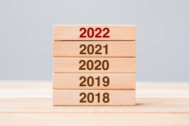 2022 blok 2021, 2020 ve 2019 numaralı ahşap bina masa arkasında. İş planlaması, Risk Yönetimi, Çözüm, strateji, çözüm, hedef, Yeni Yıl ve mutlu tatil kavramları