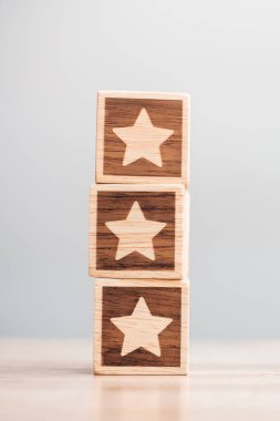 Masa arkasındaki yıldız sembolü bloğu. Hizmet derecesi, sıralama, müşteri değerlendirmesi, memnuniyet, değerlendirme ve geri bildirim kavramı