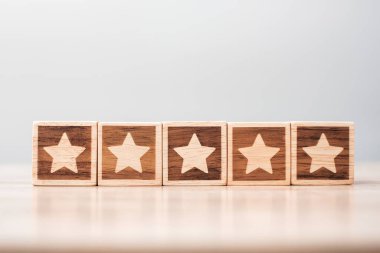 Masa arkasındaki yıldız sembolü bloğu. Hizmet derecesi, sıralama, müşteri değerlendirmesi, memnuniyet, değerlendirme ve geri bildirim kavramı
