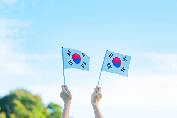 Mano Sosteniendo Bandera Corea Fondo Naturaleza Fundación Nacional Gaecheonjeol Fiesta —  Fotos de Stock