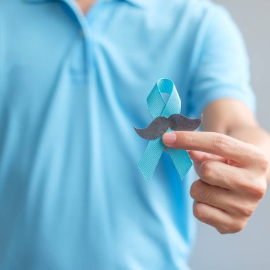 November Prostate Kanser Farkındalık Ayı, Blue Ribbon 'ı bıyıklı adam yaşayan ve hastalıklı insanları desteklemek için tutuyor. Sağlık, Uluslararası erkekler, Baba ve Dünya Kanser Günü konsepti