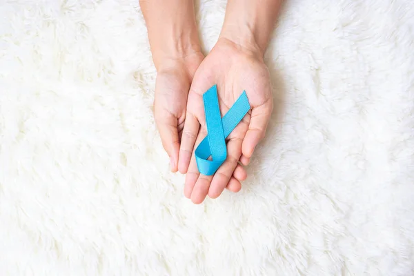 Novembro Mês Conscientização Sobre Câncer Próstata Homem Segurando Fita Azul — Fotografia de Stock