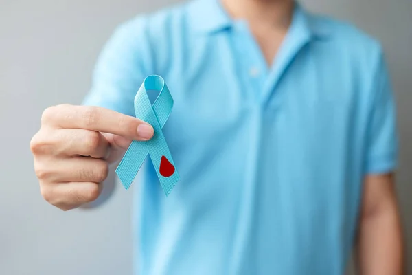 Novembro Dia Mundial Diabetes Mês Conscientização Homem Segurando Luz Blue — Fotografia de Stock