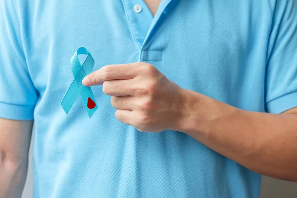 Novembro Dia Mundial Diabetes Mês Conscientização Homem Segurando Luz Blue — Fotografia de Stock