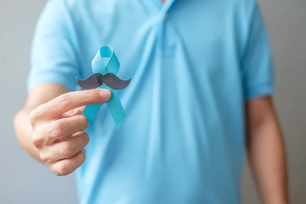 November Prostate Kanser Farkındalık Ayı, Blue Ribbon 'ı bıyıklı adam yaşayan ve hastalıklı insanları desteklemek için tutuyor. Sağlık, Uluslararası erkekler, Baba ve Dünya Kanser Günü konsepti