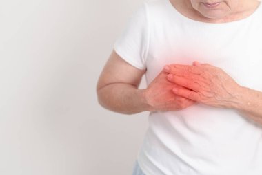 Akciğer hastalığı, akciğer kanseri, astım, kronik tıkanıklık, akciğer yetmezliği, kronik akciğer iltihabı, bronşit, amfizem, kistik fibrozis, bronşizik fibrozis, zatürree ve sağlık konseptleri için göğüs ağrısı çeken yaşlı bir kadın. 