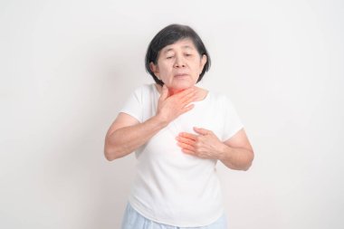 Gastroözofagus Reflü Hastalığı veya GERD, Asit Reflü Hastalığı, Gastro Özofagus veya GORD ve Dispepsi Konsepti. Sindirim sistemi sorunu yüzünden karın ağrısı ve özofajiyal ağrı çeken yaşlı bir kadın.