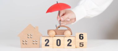 Kırmızı şemsiyeli mutlu yıllar 2026. Sigorta, gayrimenkul, ev, araba, kredi, vergi, yatırım, mortgage, finans, tasarruflar, koruma ve güvenlik 