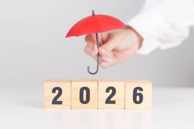 Kırmızı şemsiyeyle 2026 yılınız kutlu olsun. Sigorta, koruma, güvenlik ve yeni yıl tatili kavramları