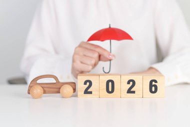 Kırmızı şemsiyeli mutlu yıllar 2026. Araba Sigortası, Finans, Araç Tamir ve Bakım, Otomobil Vergisi. Para Tasarruf ve Yeni Yıl kavramı