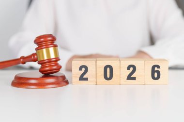  Yargıç Tokmak 'ın masasında mutlu yıllar 2026. Hukuk, avukat, yargı, adalet açık artırması ve teklif konsepti