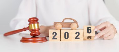2025 'in sonunda mutlu yıllar 2026' ya küçük oyuncak araba modelleri ve yargıç tokmağıyla mahkeme masasında. Araba Kanunu, Sigorta, Otomatik Vergi, Açık Artırma ve Açık Artırma Kavramları