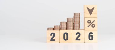 2026 Yeni Yıl 'ı UP ve Down ok yüzdesini bozuk para destesiyle değiştirerek. Faiz oranı, GSYİH, borsa, finans, deflasyon ve enflasyon, mortgage, borç, kredi ve ekonomik durgunluk