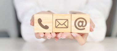 Bize ulaşın lütfen. Ağaç bloğu e-posta, telefon ve internet adresi işareti. Müşteri destek hattı, iş pazarlama, şirket, iletişim ve reklamcılık için