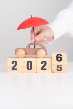 2025 yılı sonunda kırmızı şemsiyeli mutlu yıllar 2026. Araba Sigortası, Finans, Araç Tamir ve Bakım, Otomobil Vergisi. Para Tasarruf ve Yeni Yıl kavramı