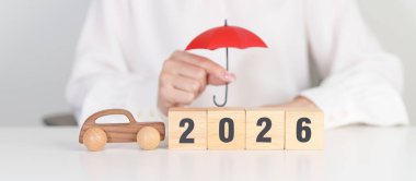 Kırmızı şemsiyeli mutlu yıllar 2026. Araba Sigortası, Finans, Araç Tamir ve Bakım, Otomobil Vergisi. Para Tasarruf ve Yeni Yıl kavramı