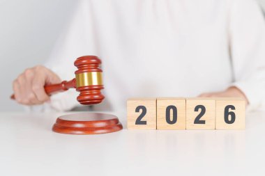  Yargıç Tokmak 'ın masasında mutlu yıllar 2026. Hukuk, avukat, yargı, adalet açık artırması ve teklif konsepti