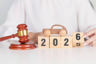 2025 'in sonunda mutlu yıllar 2026' ya küçük oyuncak araba modelleri ve yargıç tokmağıyla mahkeme masasında. Araba Kanunu, Sigorta, Otomatik Vergi, Açık Artırma ve Açık Artırma Kavramları