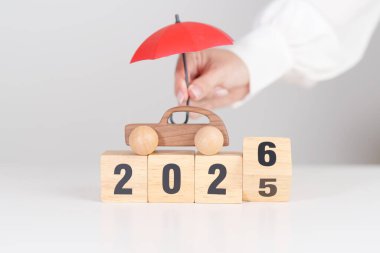 2025 yılı sonunda kırmızı şemsiyeli mutlu yıllar 2026. Araba Sigortası, Finans, Araç Tamir ve Bakım, Otomobil Vergisi. Para Tasarruf ve Yeni Yıl kavramı