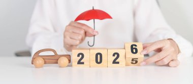 2025 yılı sonunda kırmızı şemsiyeli mutlu yıllar 2026. Araba Sigortası, Finans, Araç Tamir ve Bakım, Otomobil Vergisi. Para Tasarruf ve Yeni Yıl kavramı