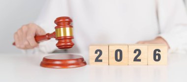  Yargıç Tokmak 'ın masasında mutlu yıllar 2026. Hukuk, avukat, yargı, adalet açık artırması ve teklif konsepti