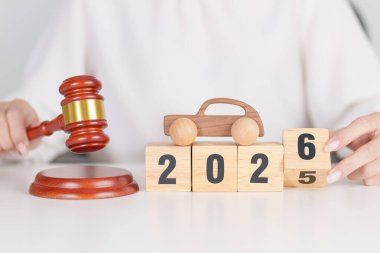2025 'in sonunda mutlu yıllar 2026' ya küçük oyuncak araba modelleri ve yargıç tokmağıyla mahkeme masasında. Araba Kanunu, Sigorta, Otomatik Vergi, Açık Artırma ve Açık Artırma Kavramları