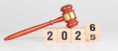  Yargıç Tokmak 'ın masasında mutlu yıllar 2026. Hukuk, avukat, yargı, adalet açık artırması ve teklif konsepti