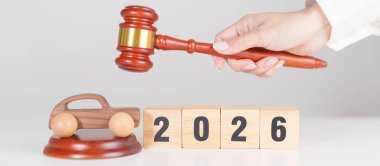 Yeni yılınız kutlu olsun. Küçük oyuncak araba modelleri ve yargıç tokmağı mahkeme masasında. Araba Kanunu, Sigorta, Otomatik Vergi, Açık Artırma ve Açık Artırma Kavramları