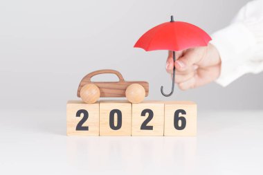 Kırmızı şemsiyeli mutlu yıllar 2026. Araba Sigortası, Finans, Araç Tamir ve Bakım, Otomobil Vergisi. Para Tasarruf ve Yeni Yıl kavramı