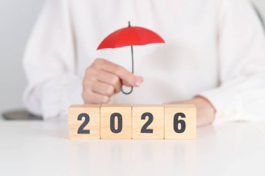 Kırmızı şemsiyeyle 2026 yılınız kutlu olsun. Sigorta, koruma, güvenlik ve yeni yıl tatili kavramları