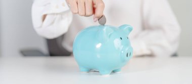 Gelecek Planı, Emeklilik Fonu, Emeklilik Fonu, Yatırım, Servet İşletmeleri ve Mali Konseptler İçin Para Tasarruf. El ele tutuşup domuz kumbarasına yatırmak, Dünya Tasarruf Günü için Para Saymak ve Bağışlamak