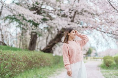 Kajo Park Yamagata Kalesi 'ni gezen turist, ilkbaharda Sakura Kiraz Çiçeği ile birlikte harabeleri gezen mutlu gezgin Yamagata, Tohoku, Japonya' ya seyahat ediyor. Meşhur Seyahat ve Tatil Tarihi 