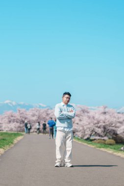 Kitakami Tenshochi Parkı 'nı baharda Sakura Kiraz Çiçeği ile gezen bir turist, Kitakami Festivali' nde seyahat eden gezgin, Iwate Bölgesi, Japonya. Seyahat ve Tatil için Dönüm Noktası 