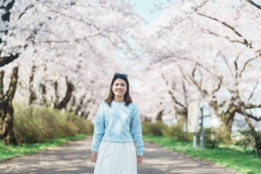 Kitakami Tenshochi Parkı 'nı bahar aylarında Sakura Kiraz Çiçeği ile gezen bir kadın, Kitakami Festivali' nde seyahat eden gezgin, Iwate Bölgesi, Japonya. Seyahat ve Tatil için Dönüm Noktası 