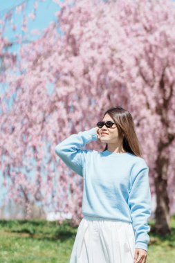 Kitakami Tenshochi Parkı 'nı bahar aylarında Sakura Kiraz Çiçeği ile gezen bir kadın, Kitakami Festivali' nde seyahat eden gezgin, Iwate Bölgesi, Japonya. Seyahat ve Tatil için Dönüm Noktası 